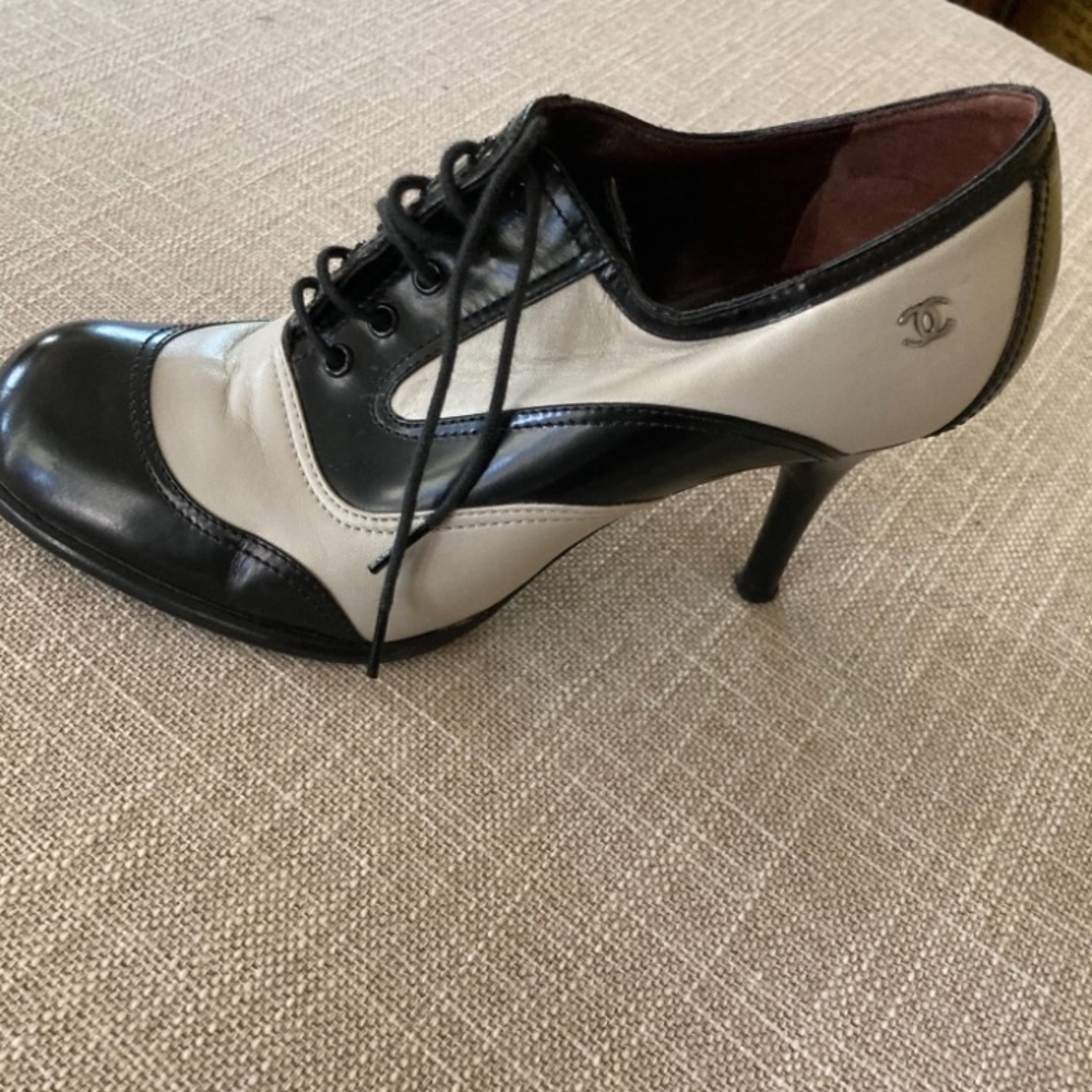 Chanel  vintage Oxford heels